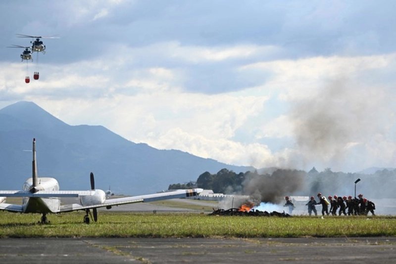 Soldados del ejército guatemalteco participan en un simulacro durante el evento "Base Abierta 2025" en la Base Aérea de la Ciudad de Guatemala. Foto Afp