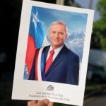 Una persona muestra un cartel con la imagen del candidato presidencial chileno José Antonio Kast, del Partido Republicano, que incluye su nombre y la frase "Presidente de la República de Chile", tras los primeros resultados de la segunda vuelta de las elecciones presidenciales en Santiago el 14 de diciembre de 2025. Foto: Afp