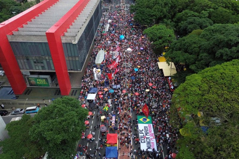 Esta vista aérea muestra a manifestantes durante una protesta contra el Congreso brasileño para rechazar un proyecto de ley que modificaría las penas por delitos contra la democracia, reduciendo así la condena del expresidente Jair Bolsonaro. Foto Afp