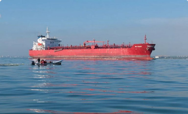 Fuentes: Rebelión [Foto: Un petrolero en el lago de Maracaibo, Venezuela (Wilfredor)]