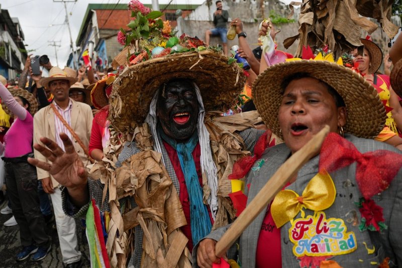 En medio de las tensiones por la presencia cercana de navíos de guerra de Estados Unidos, en Caucagua, en el Caribe venezolano, los pobladores festejaron este domingo el Día de los Inocentes, con bailes tradicionales de la comunidad afrodescendiente. Foto Ap