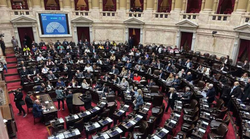 Buenos Aires, 15 dic (Prensa Latina) Los bandos políticos en el Congreso de Argentina están hoy enfrascados, cada cual por su lado, el oficialista por conseguir la aprobación de la reforma laboral, mientras la oposición con el apoyo de los sindicatos por frenarla.