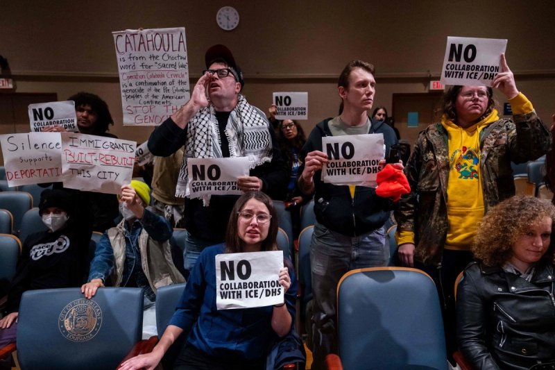 Varias personas protestaron ayer en la alcaldía de Nueva Orleans contra los operativos para arrestar a extranjeros sin documentos, que autoridades federales pusieron en marcha en esa ciudad. Afp