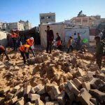 Trabajadores del municipio palestino reparan una carretera dañada durante la guerra en el campamento de desplazados de Nuseirat, en el centro de la Franja de Gaza, el 22 de diciembre de 2025. Foto Afp