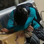 Fuentes: Wambra Medio Comunitario - Imagen: Nicole Kaasap, bebé de un mes de nacida, originaria de la comunidad Akíptach del pueblo Achuar, falleció por una picadura de escorpión y la ausencia de suero antiveneno en el Hospital de Macas. Su cuerpo fue entregado a sus padres en una caja de cartón.