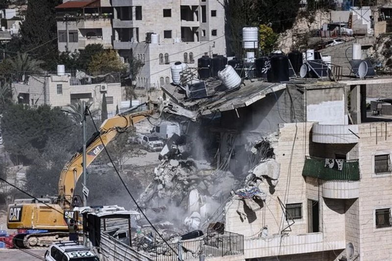 Fuentes: Naiz [Foto: Foto: Derribo del edificio donde vivían 13 familias en el barrio de Silwan. (Saeed QUAQ | ZUMA PRESS | DPA | EUROPA PRESS)]