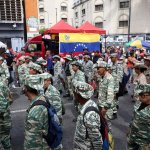 Integrantes de la Fuerza Armada Nacional Bolivariana marchan en Caracas, el 1 de diciembre. MIGUEL GUTIERREZ (EFE)