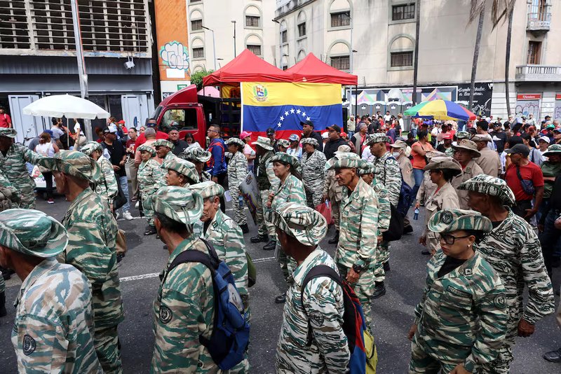 Integrantes de la Fuerza Armada Nacional Bolivariana marchan en Caracas, el 1 de diciembre. MIGUEL GUTIERREZ (EFE)