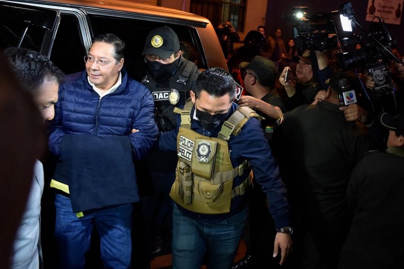 El ex presidente boliviano Luis Arce (izq.), escoltado por policías, llega a la cárcel de San Pedro después de que un juez ordenara su prisión preventiva durante cinco meses mientras la fiscalía investiga su presunta participación en un caso de corrupción ocurrido en La Paz el 12 de diciembre de 2025. Foto Afp