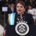 La propia presidenta, Xiomara Castro, condenó este martes la injerencia del inquilino de la Casa Blanca en los últimos comicios presidenciales celebrados en el país latinoamericano. Foto: Ap