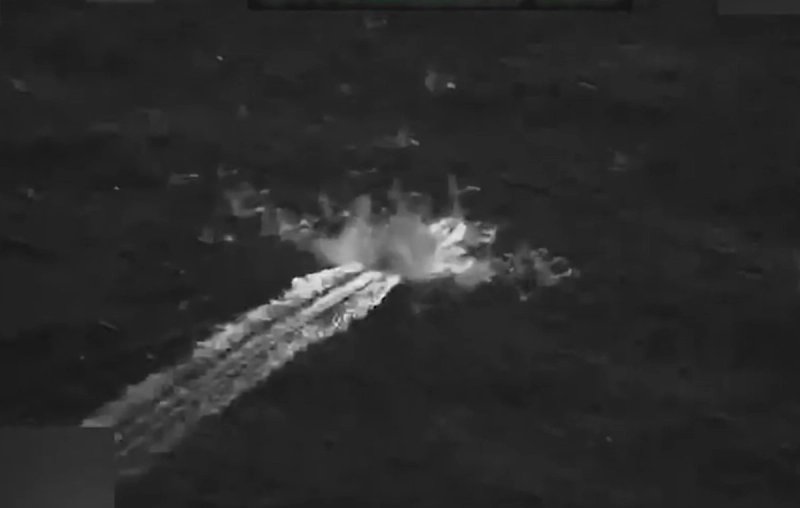 Un video que acompaña la publicación muestra un bote moviéndose por el agua antes de explotar en llamas. Foto X @Southcom