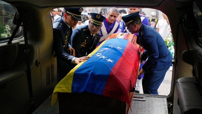 Ataúd del soldado César García, asesinado en una incursión de EE.UU. para capturar al presidente venezolano Nicolás Maduro, en velorio el 7 de enero de 2026. AP / Matías Delacroix