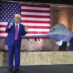 Donald Trump de espaldas a un dron MQ-9 Reaper en la base aérea de Al Udeid (2025). Fuente: revista Nueva Sociedad.