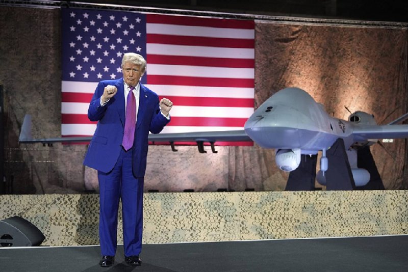 Donald Trump de espaldas a un dron MQ-9 Reaper en la base aérea de Al Udeid (2025). Fuente: revista Nueva Sociedad.