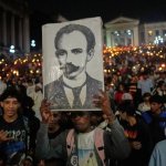 Un hombre sujeta una imagen del héroe nacional cubano, José Martí, durante las conmemoraciones por su natalicio número 173, en La Habana, el 27 de enero de 2026. Foto Ap