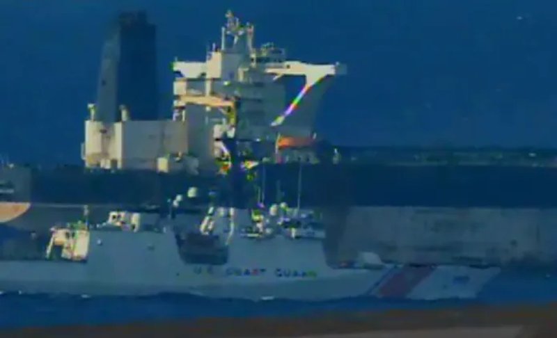 En dos operativos realizados, la Guardia Costera realizó abordajes consecutivos, de dos buques cisterna de la "flota fantasma": uno en el Atlántico Norte y otro en aguas internacionales cerca del Caribe. Foto La Hora: captura de pantalla U.S. Coast Guard