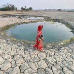 Una mujer recoge agua en el distrito de Satkhira, en Bangladesh occidental, afectado por la sequía. Foto: © PNUD/Ab Rashid.
