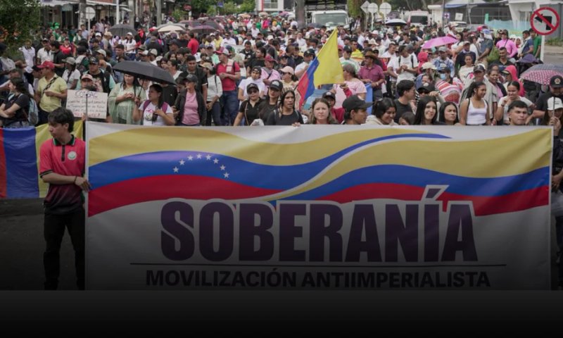 El actual momento de crisis y transición intensifica la competencia a partir de los principales centros de mando y de concentración de capital. Esto ayuda a entender la urgencia de redefinir la hegemonía sobre áreas geográficas internas y externas. En tal perspectiva se disputa el aseguramiento de recursos minerales estratégicos, centros de mercado y zonas de retaguardia. Y en esa lucha se ponen en juego las grandes estrategias de los principales centros de mando del capital.