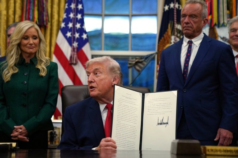 El presidente Donald Trump sostiene una orden ejecutiva firmada sobre la recuperación de las adicciones en la Oficina Oval de la Casa Blanca, el jueves 29 de enero de 2026, en Washington, mientras Kathryn Burgum y el secretario de Salud y Servicios Humanos, Robert F. Kennedy Jr., observan. Foto: Ap