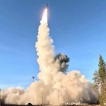 Lanzamiento de un misil balístico intercontinental Yars en el campo de pruebas de Plesetsk, en el norte de Rusia, durante ejercicios de las fuerzas nucleares del país en 2025. Foto Afp