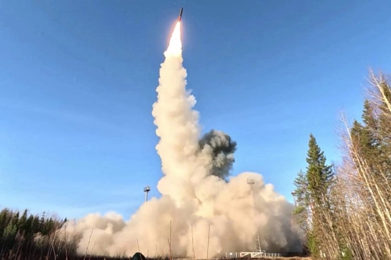 Lanzamiento de un misil balístico intercontinental Yars en el campo de pruebas de Plesetsk, en el norte de Rusia, durante ejercicios de las fuerzas nucleares del país en 2025. Foto Afp