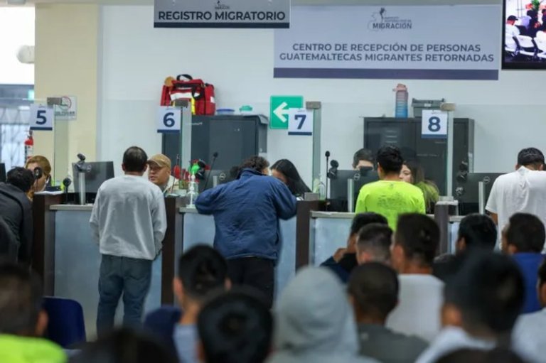 Migrantes guatemaltecos son registrados en el Centro de Recepción, que funciona en la Fuerza Aérea Guatemalteca. Foto La Hora: IGM.