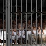 Presuntos pandilleros en el megacentro penitenciario Centro de Internamiento Antiterrorista (CECOT), en Tecoluca, El Salvador. Foto Afp