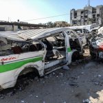 Fuentes: Voces del Mundo [Foto: Varias ambulancias destrozadas tras un bombardeo en Gaza (APA Images)]