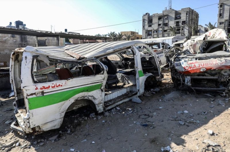 Fuentes: Voces del Mundo [Foto: Varias ambulancias destrozadas tras un bombardeo en Gaza (APA Images)]