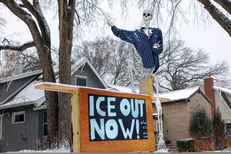 Un esqueleto humano con camisa de franela adorna la fachada de una casa en un barrio residencial de Minneapolis, el miércoles 21 de enero de 2026, sobre un letrero hecho a mano que dice "¡Adiós al hielo!". Foto Ap