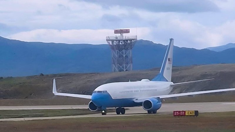 Avión de EE.UU. aterriza en Ushuaia, Argentina, 25 de enero del 2026.