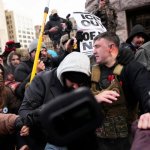 Jake Lang (centro derecha), organizador de la Marcha contra el Fraude en Minnesota, se enfrenta a contramanifestantes proinmigración cerca del Ayuntamiento de Minneapolis, el sábado 17 de enero de 2026. Foto Ap