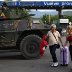 Dos mujeres pasan junto a un vehículo militar en el cruce fronterizo con Venezuela en Cúcuta, Colombia, el 3 de enero de 2026, después de que las fuerzas estadunidenses capturaran al presidente venezolano, Nicolás Maduro. Foto Afp