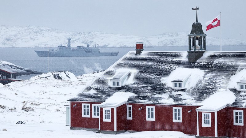 La bandera groenlandesa ondea sobre un edificio en Nuuk mientras la fragata HDMS Vaedderen de la Armada danesa patrulla las costas, Groenlandia, Dinamarca, 18 de enero de 2026. Sean Gallup / Gettyimages.ru