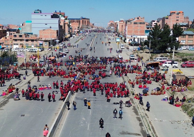 La escalada de bloqueos en calles y carreteras, impulsados también por otros sectores afines al ente sindical, se extiende por todo el país y mantiene una virtual paralización del tráfico en rutas como las del occidente Foto: Xinhua