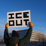 Una persona sostiene un cartel en contra del ICE en el Edificio Federal Bishop Henry Whipple en Mineápolis, Minesota, el 10 de enero de 2026. Foto Ap