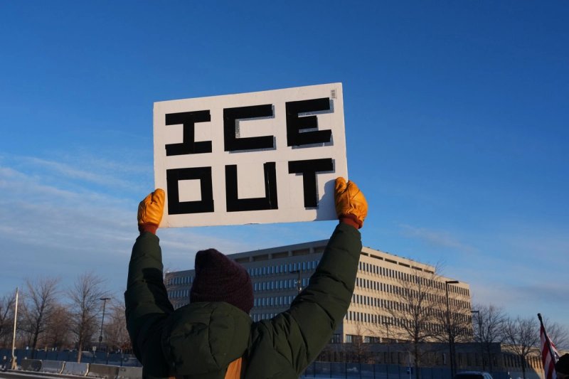Una persona sostiene un cartel en contra del ICE en el Edificio Federal Bishop Henry Whipple en Mineápolis, Minesota, el 10 de enero de 2026. Foto Ap