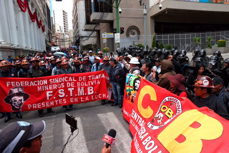 32 Bloqueos y protestas paralizan Bolivia en medio del rechazo a las reformas económicas
