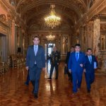 Esta foto publicada por la Presidencia peruana muestra al presidente interino José Jeri (L) caminando junto al fiscal general Tomás Aladino Gálvez a su llegada al palacio de gobierno a Lima el 30 de enero de 2026. Foto: Afp