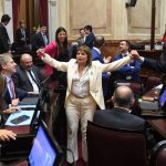 Jornadas de 12 horas y menos indemnización: Congreso argentino avala reforma laboral de Milei La llamada "ley de modernización laboral" es criticada por los sindicatos y parte de la oposición. Entre otros puntos, reduce indemnizaciones, permite pagos en especies (bienes o servicios), limita el derecho a huelga y habilita jornadas de hasta 12 horas sin pago de horas extras, pero compensadas con horas libres a convenir. Foto: Afp