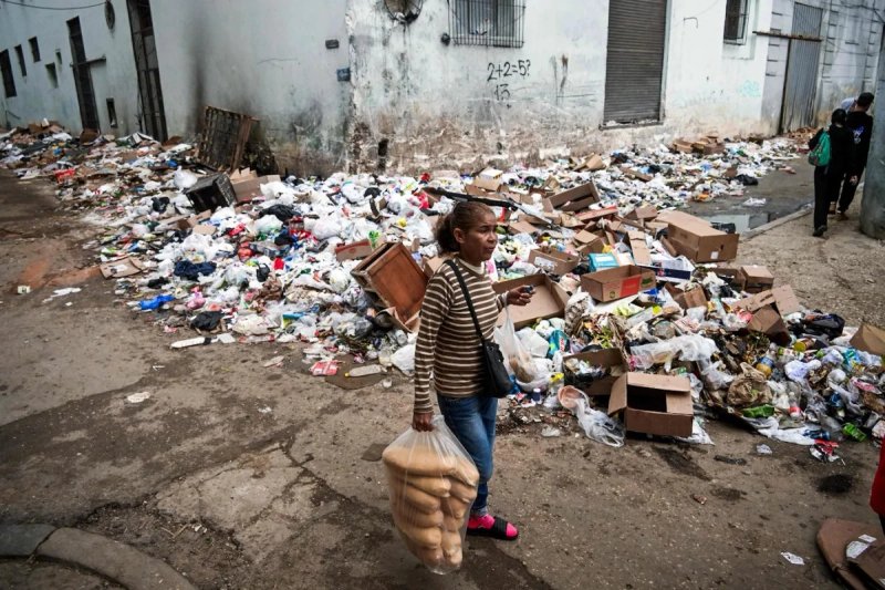 La basura empieza a acumularse en las calles de La Habana debido a que la escasez de combustible ha impedido el paso regular de los camiones de limpia. Desde el cierre del suministro de hidrocarburo de Venezuela y la amenaza de aranceles por parte de Estados Unidos a todo país que le provea, la crisis en la nación caribeña se ha agravado sustancialmente. Foto Afp