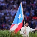 Fuentes: La Jornada - El cantante Benito Ocasio portando la bandera puertorriqueña símbolo del movimiento independentista.