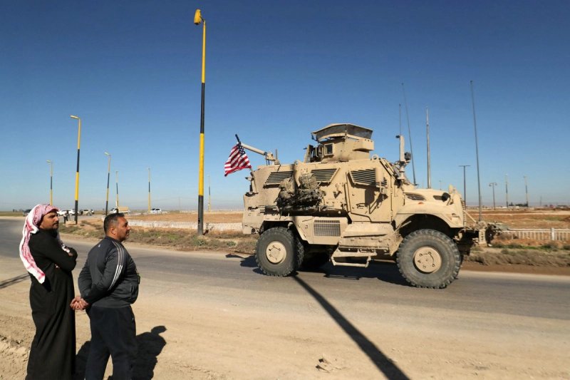 Vehículo blindado MRAP de Estados Unidos en convoy cerca de Qamishli, Siria, durante el inicio de la retirada de la base de Qasrak. Foto: Afp