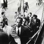 Fuentes: Jacobin - Imagen: Frantz Fanon caminando por la pasarela de un barco. A la derecha de Fanon está Rheda Malek, periodista del diario del Frente de Liberación Nacional Argelino. Frantz Fanon Archives / IMEC