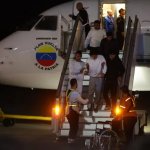 Ciudadanos venezolanos descienden de un avión tras ser deportados desde Estados Unidos, en el Aeropuerto Internacional Simón Bolívar, en Caracas. Foto La Hora: EFE