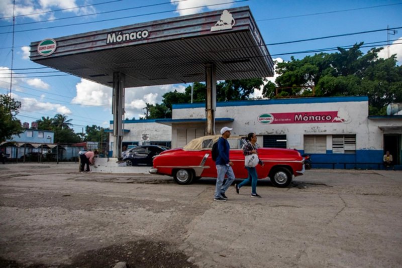 Personas caminan por calles de La Habana, Cuba. Foto Jair Cabrera Torres