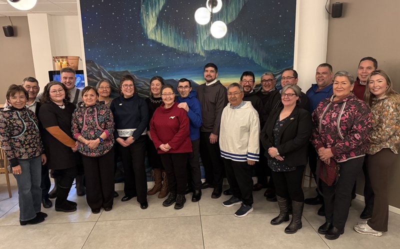 Líderes inuit de Canadá viajaron a Nuuk antes de la apertura del nuevo consulado canadiense. Su primera parada fue una reunión con otros líderes inuit de Kalaallit Nunaat (Groenlandia), donde expresaron su apoyo y unidad a la autodeterminación inuit.