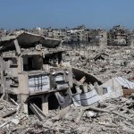 Tiendas de campaña que albergan a familias palestinas desplazadas se levantan entre los escombros de viviendas y negocios destruidos por el ejército israelí, en el barrio de Sheikh Radwan, en la ciudad de Gaza, el 20 de febrero de 2026. Foto: Afp