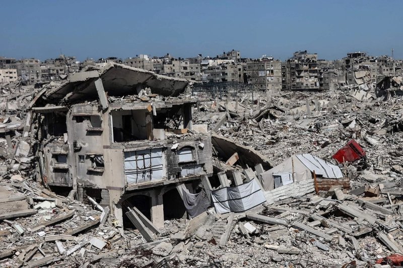 Tiendas de campaña que albergan a familias palestinas desplazadas se levantan entre los escombros de viviendas y negocios destruidos por el ejército israelí, en el barrio de Sheikh Radwan, en la ciudad de Gaza, el 20 de febrero de 2026. Foto: Afp