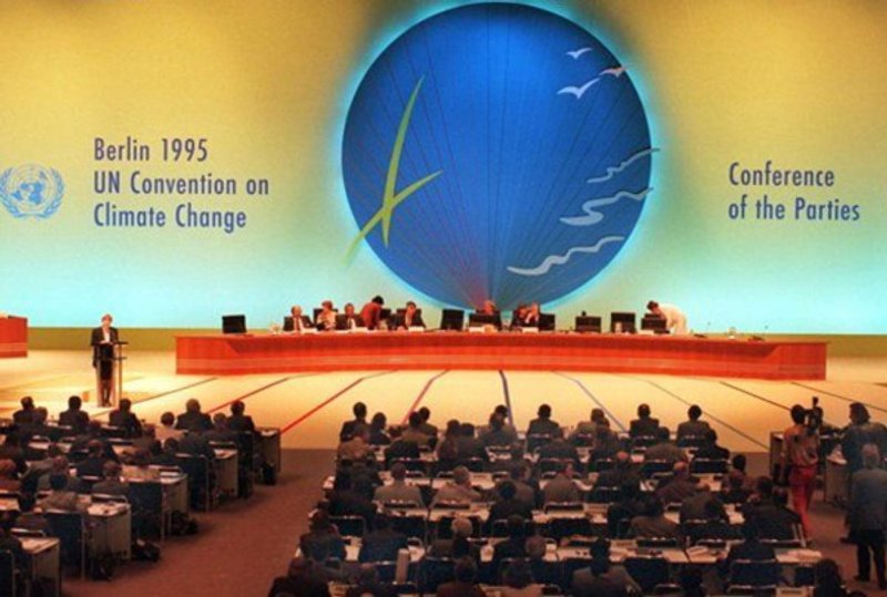 Fuentes: IPS [Imagen: La COP1, celebrada en Berlín en 1995, marcó el comienzo de las cumbres climáticas anuales, que desde entonces buscan responder a un cambio climático cada vez más crítico, sin que las decisiones y avances se correspondan con una realidad cada vez más catastrófica para el planeta y la humanidad. Cmnucc]